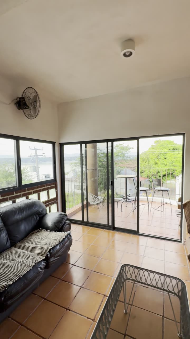 Sala y terraza del bungalow para 8