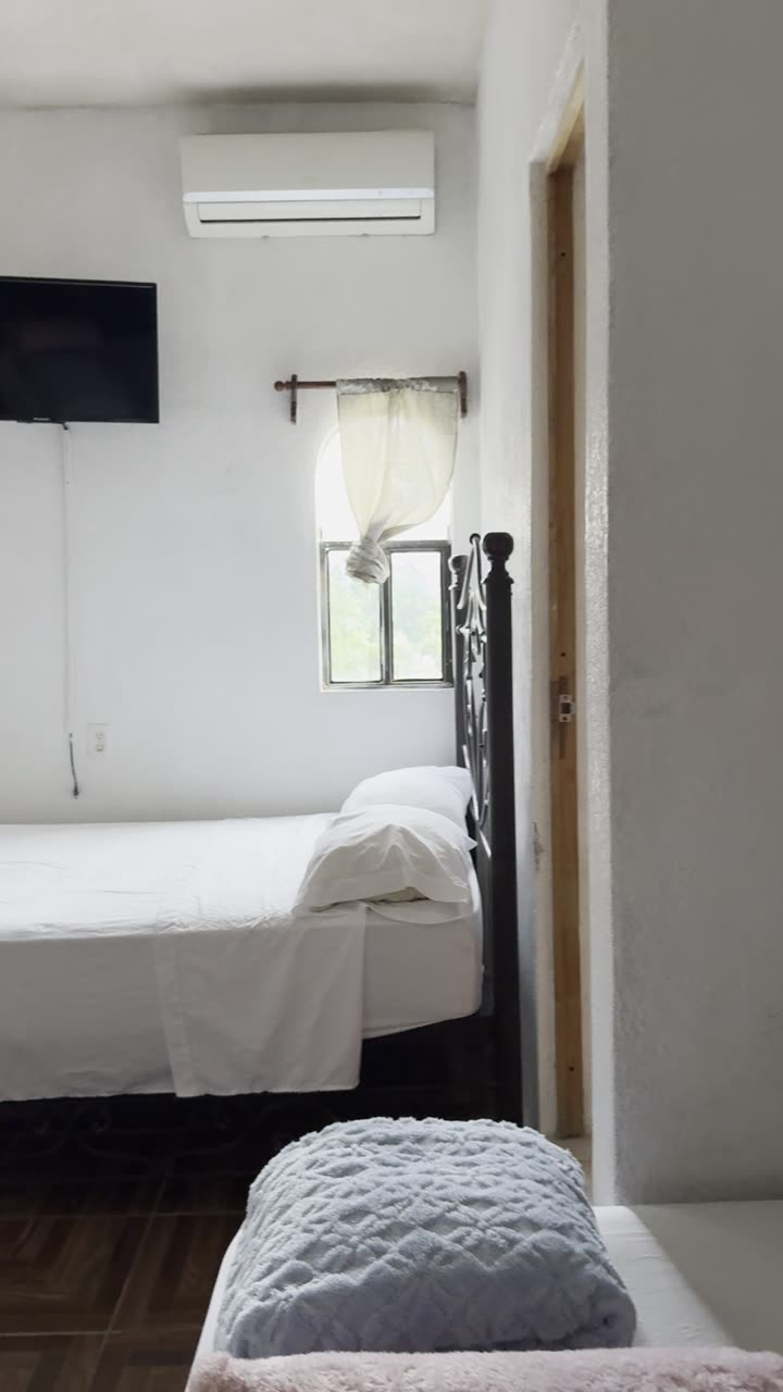 Habitación con aire acondicionado y pantalla