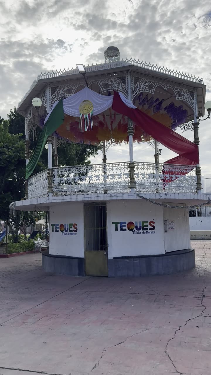 Kiosco del zócalo de Tequesquitengo decorado